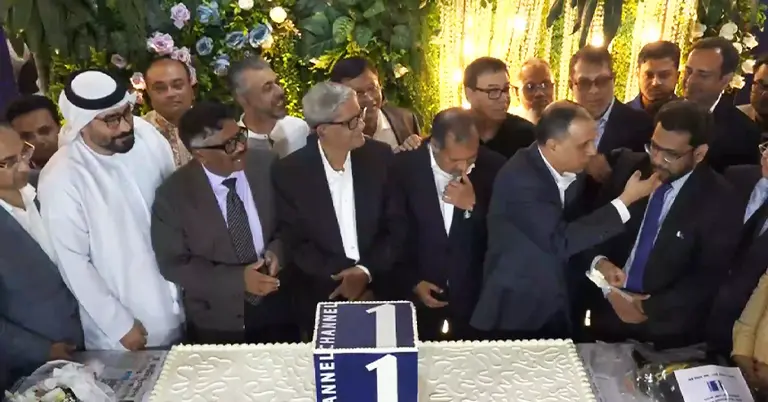 কেক কেটে চ্যানেল ওয়ানের নবযাত্রা সূচনার মুহূর্ত